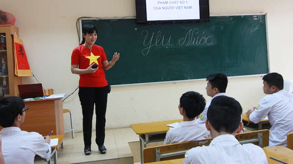 Cô Nguyễn Kim Anh dạy tiết học “Yêu nước” tại lớp 11A3.
