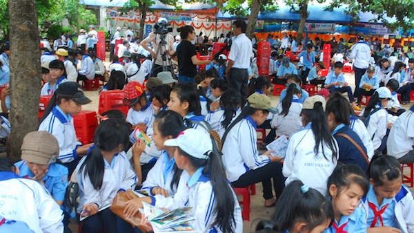 Học sinh trường THCS Chu Văn An trong ngày hội sách sáng 16/5 .