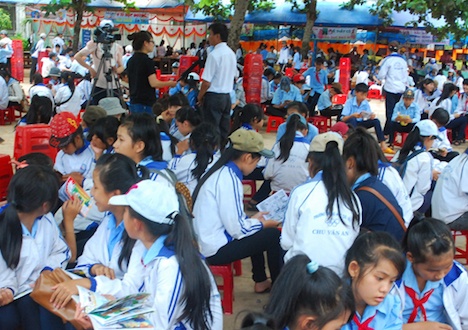 Khi thay hieu truong chuoc loi hinh anh