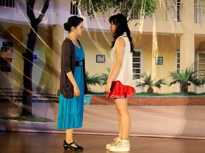 Điểm nhấn của buổi dạ tiệc là vở nhạc kịch “Bay cao ước mơ” được dàn dựng công phu với sự tham dự của nhiều học sinh trong trường. Nội dung vở kịch xoay quanh câu chuyện của Bảo Hân – một cô gái xinh đẹp, học giỏi, đam mê ca hát nhưng lại bị gia đình ngăn cấm.