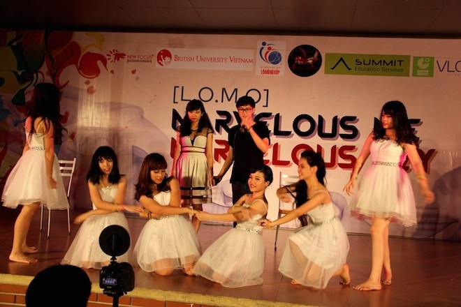 Teen Lomonoxop voi da tiec chia tay cuoi cap hinh anh