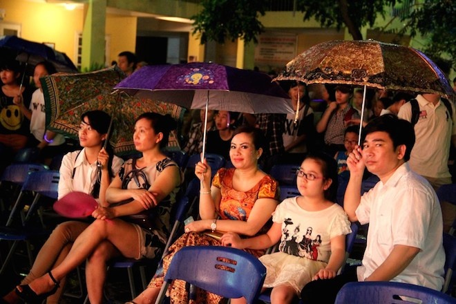 buổi dạ hội còn có thu hút sự tham gia của đông đảo học sinh trường Lômônôxốp, các bậc phụ huynh và nhiều teen Hà thành tham dự.