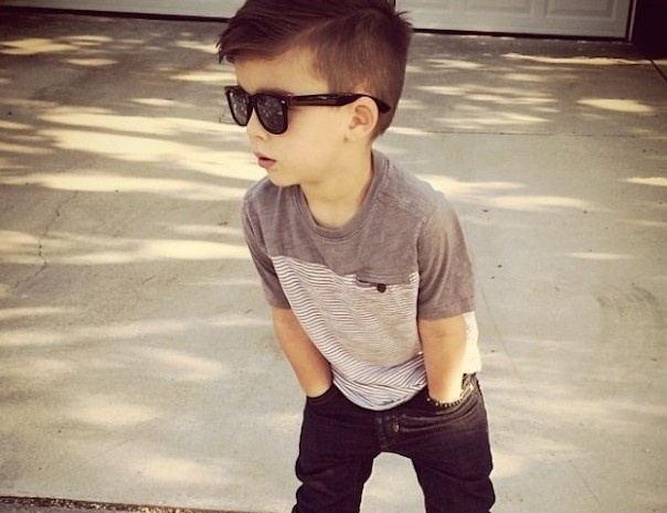 Cau be 4 tuoi noi tieng voi phong cach thoi trang cuc chat hinh anh