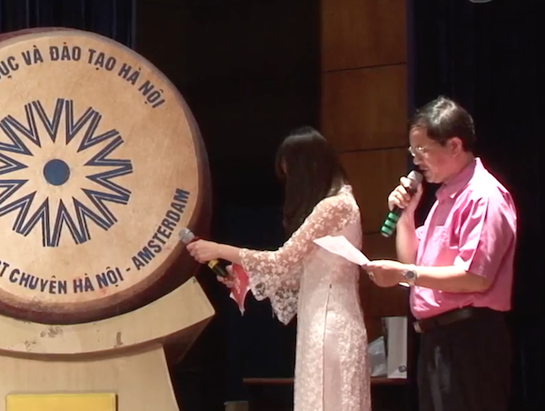 Clip thay hieu truong doc tho chia tay cam dong hinh anh