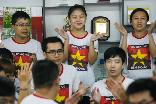 Sinh vien TP.HCM huong ve bien dao To quoc hinh anh