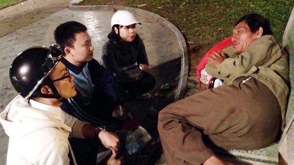 Bạn trẻ nhóm tình nguyện Ấm nói chuyện với người vô gia cư.