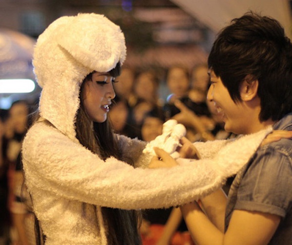 Co gai tho trang to tinh hinh anh