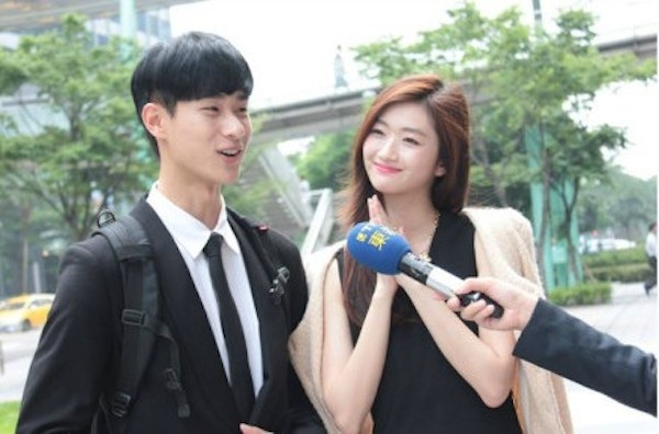 Cặp đôi bản sao được truyền thông phỏng vấn.