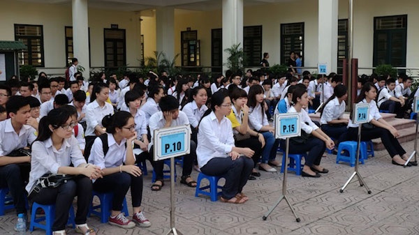 Thí sinh tập trung nghe phổ biến quy chế thi tại Hội đồng coi thi trường THPT Phan Huy Chú - Q. Đống Da, Hà Nội sáng 1-6.