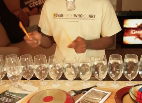 Clip chang trai choi nhac bang ly, chao hut 1 trieu like hinh anh