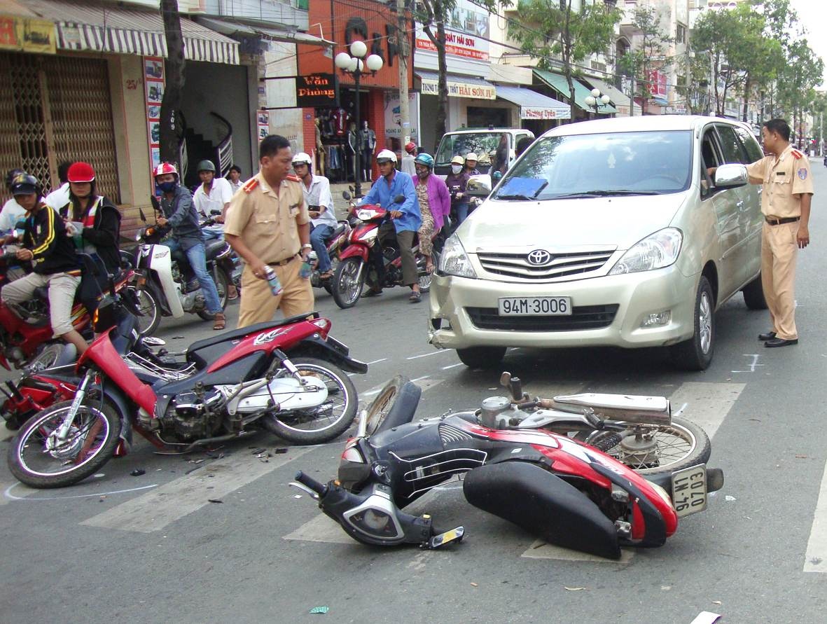 Bi tai nan, 5 thi sinh o Nghe An phai bo thi hinh anh