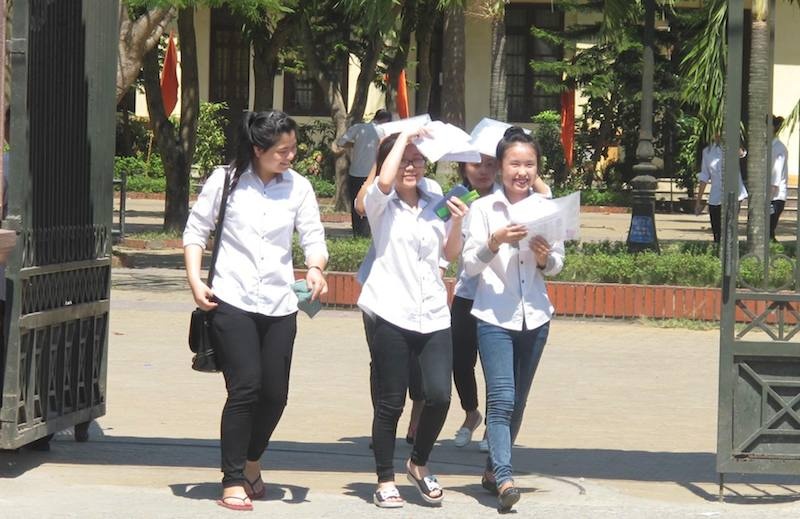 Thi sinh mang bau 9 thang van di thi tot nghiep hinh anh