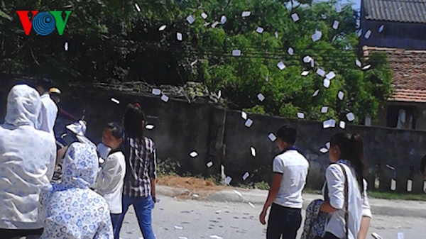 “Phao” thi ném tung tóe trước cổng trường THPT Hoằng Hóa 3 sáng 2/6.