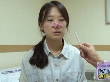 Teen Han Quoc cuong dung cu tham my tai nha hinh anh