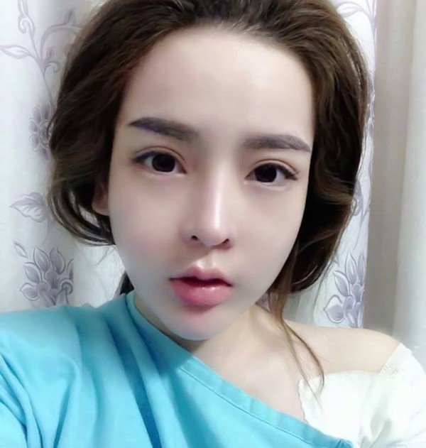 Theo tìm hiểu, V. sinh năm 1988 và hiện sống tại Tp.HCM và có cửa hàng kinh doanh riêng.