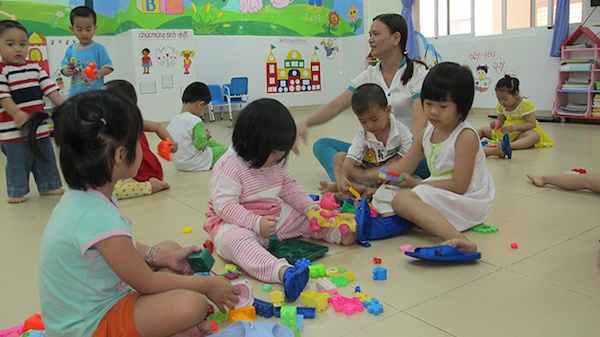Tại TP.HCM hiện chỉ có các trường, nhóm lớp mầm non tư thục nhận giữ trẻ từ 6-18 tháng tuổi. Trong năm học 2014-2015, sẽ có tám quận huyện thí điểm giữ trẻ độ tuổi này ở các trường công lập. Trong ảnh: giáo viên chăm trẻ tại nhóm lớp mầm non Thỏ Trắng (P.Linh Trung, Thủ Đức, TP.HCM), nhóm lớp này nhận chăm sóc trẻ dưới 18 tháng tuổi.
