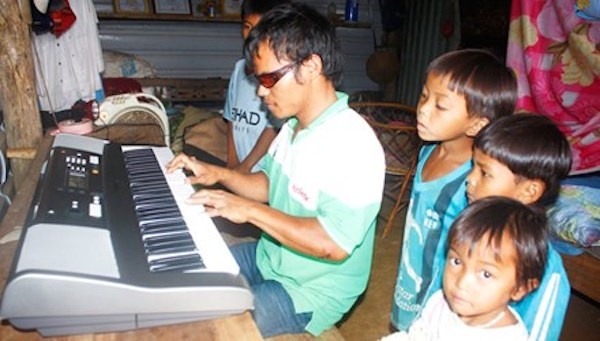 Tự học, tự mày mò, Blúp Âu không chỉ đàn ghita giỏi mà còn chơi Organ hay, phục vụ dân làng nơi vùng biên cương.