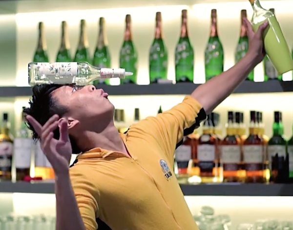 Clip bieu dien pha ruou bartender ao dieu nhu xiec hinh anh