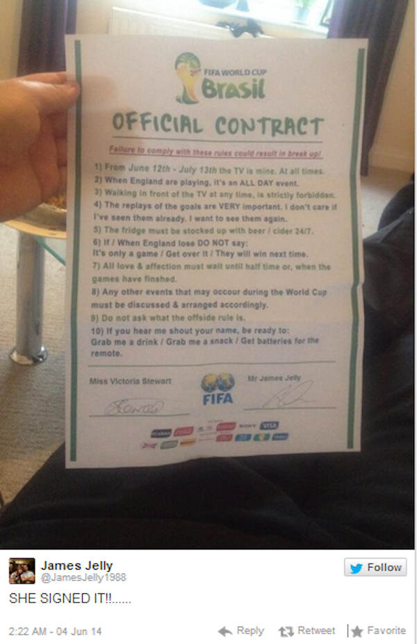 “Cô ấy ký rồi!” James Jelly khoe bản hợp đồng của mình trên Twitter. 