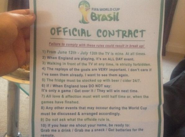 Chang trai ra yeu sach cam doan ban gai trong mua World Cup hinh anh