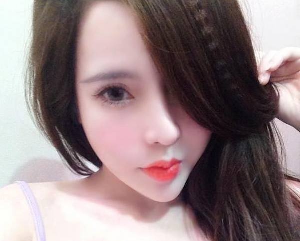 ... thì sau khi trải qua những ca phẫu thuật thẩm mỹ, V. đã lột xác hoàn toàn với mặt V-line, sống mũi cao thanh tú, môi trái tim, vòng một căng tròm và cặp chân thon dài miên man. 