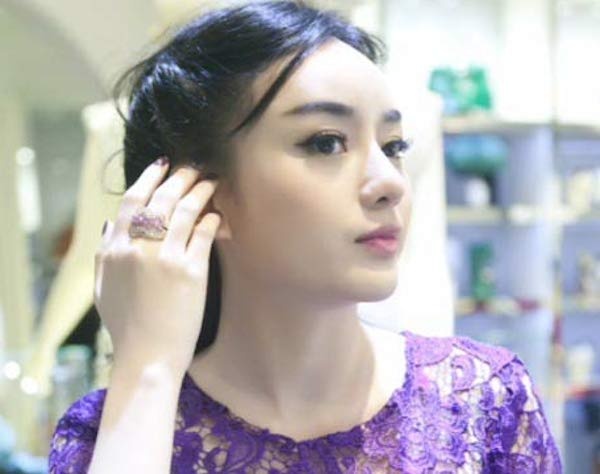 Với bàn tay ma thuật của các bác sĩ đến từ Hàn Quốc, Angela Minh Châu bỗng trở nên xinh đẹp với vẻ ngoài thanh tú, thuần khiết.