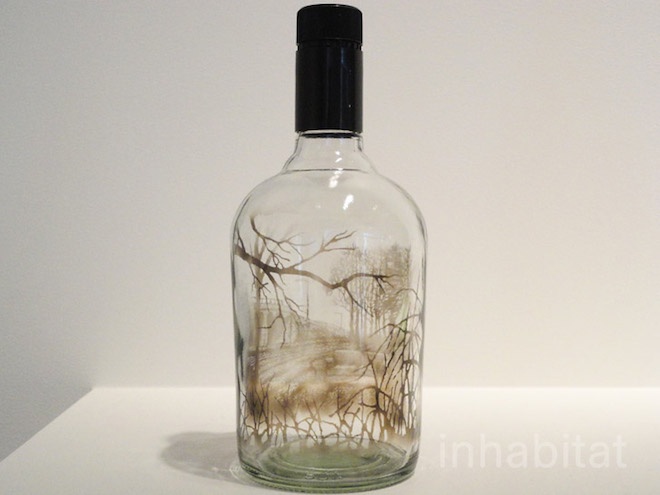 Chang trai dung khoi nen ve tranh trong chai ruou hinh anh