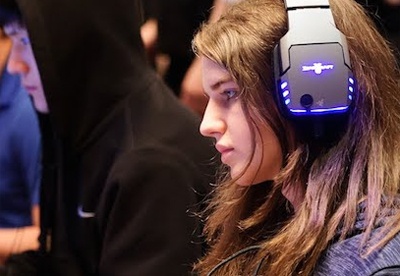 Ve xinh dep cua nu game thu kiem tien khung thu 2 the gioi hinh anh