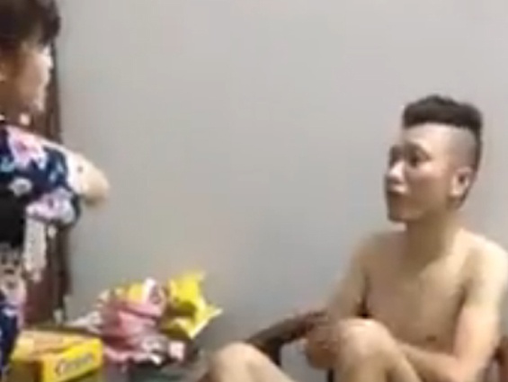 Clip vo cam choi bat chong khoanh tay xin loi hinh anh