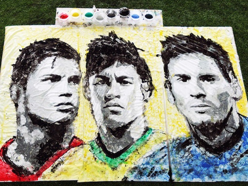 Co gai dung chan lan bong ve Ronaldo, Neymar, Messi hinh anh
