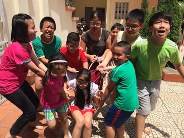 Các em nhỏ khiêng võng tự đan về đích trong nội dung bài học trải nghiệm.