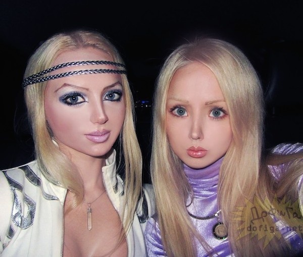 Em sinh doi cua bup be Barbie phien ban doi thuc hinh anh