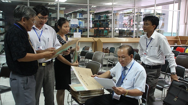 Đoán thanh tra Bộ GD-ĐT kiểm tra việc giao nhận túi đựng bài thi tại hội đồng thi Trường ĐH Công nghiệp TP.HCM năm 2013.