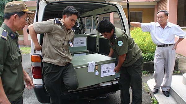 Nông lâm TP.HCM tiếp nhận các thùng đề thi trong kỳ thi tuyển sinh ĐH, CĐ năm 2013.