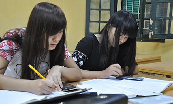 Phụ huynh và thí sinh lựa chọn ngủ qua đêm tại phòng thi để tiện đi lại và tiết kiệm chi phí sinh hoạt.