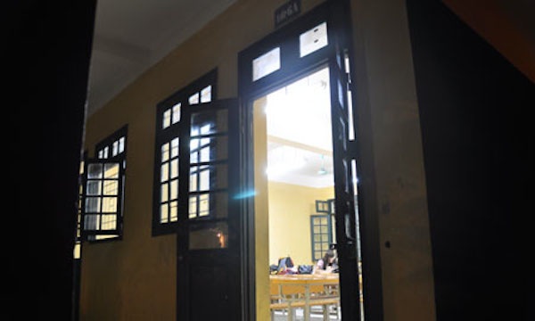 Hai phòng thi tại Trường THCS Quang Trung được tận dụng làm chỗ ngủ nghỉ cho thí sinh và phụ huynh.