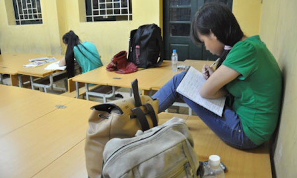 Những chiếc bàn được kê sát với nhau để thí sinh có thể ngủ hoặc học cho thuận tiện.