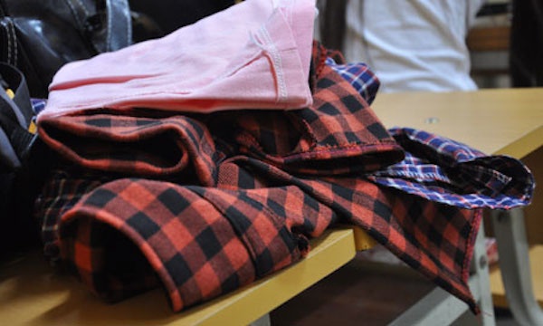 Buổi sáng, bảo vệ sẽ đánh thức thí sinh và phụ huynh từ sớm để thu dọn đồ đạc chuẩn bị cho các môn thi.