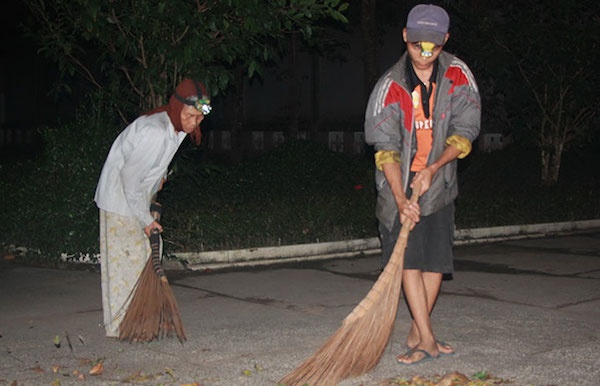 Nghĩa cùng bà với công việc hằng ngày ở nghĩa trang liệt sĩ huyện Củ Chi, TP.HCM.