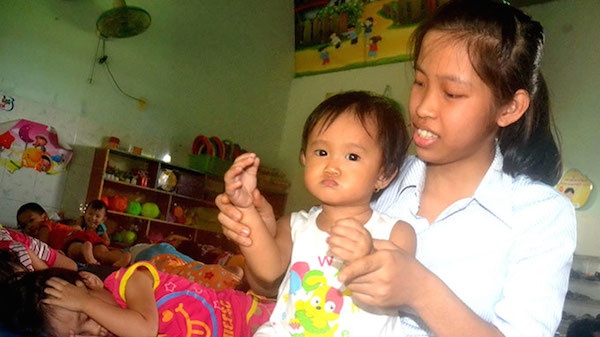 Quỳnh Chi chăm sóc và chơi đùa với các bé tại trường mầm non.