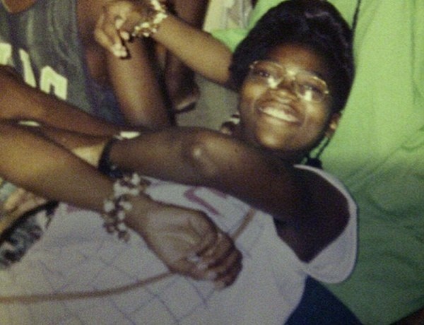 Do quá cao và đeo cặp kích dày mà Lystra thường bị bạn bè bắt nạt.