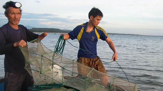 Trung và cha mỗi sớm ra biển trên chiếc thúng nhỏ.