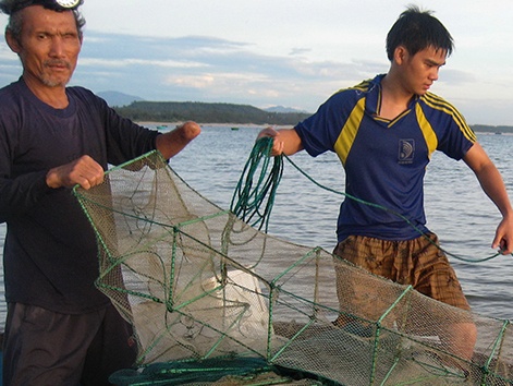 Chang trai bien vao giang duong kien truc hinh anh