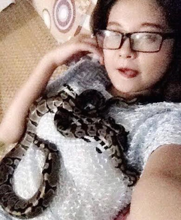 Trà My bên cạnh người bạn thân thiết.