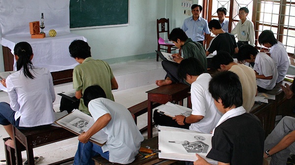 Trong phòng thi vào ngành kiến trúc, ĐH Huế.