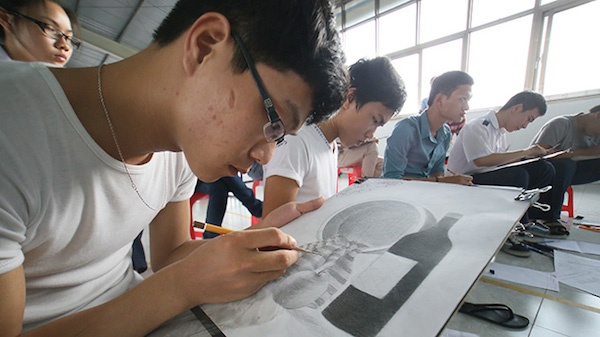 Thí sinh dự thi vào ĐH Tôn Đức Thắng đang thi môn vẽ hình hoạ kỳ thi tuyển sinh 2013.
