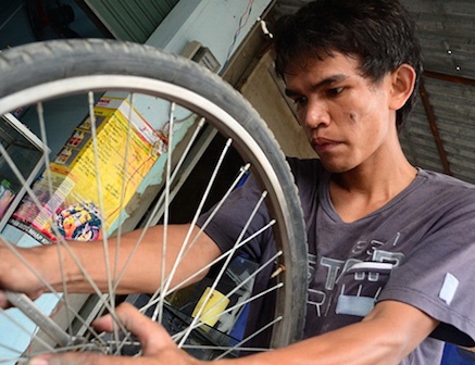 Sua xe dap, phu quan pho va giac mo ky su hinh anh