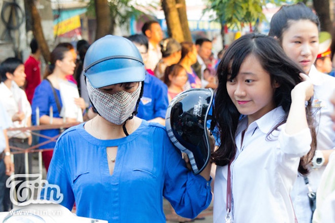 Áp lực thi cử đã khiến không chỉ học sinh và ngay cả các phụ huynh cũng rơi vào trạng thái căng thẳng.