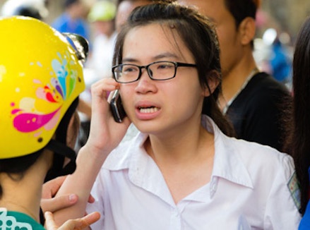 Thi sinh thi DH Ngoai thuong khoc nuc no vi quen may tinh hinh anh