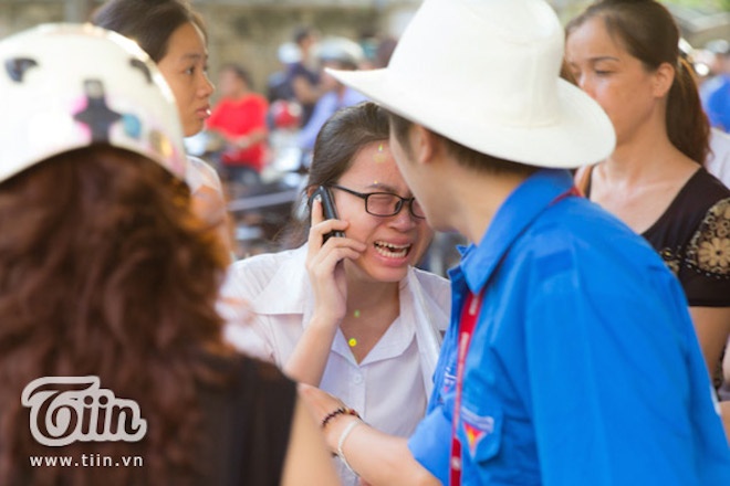 Em gọi điện về nhà nhờ người nhà mang đến và khóc rất lớn.